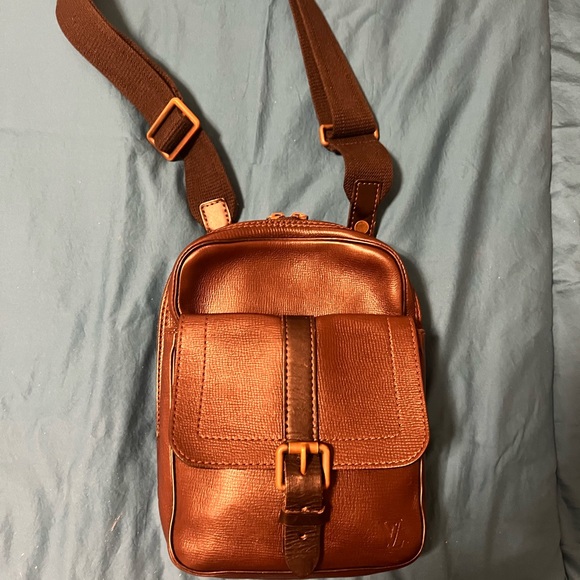 Authentic Louis Vuitton cross body messenger bag. Excellent condition. - Picture 1 of 9